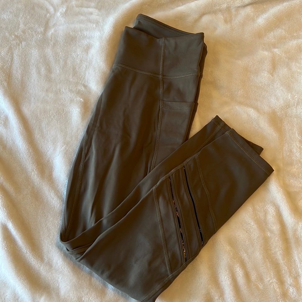 Anywhere Motion365 Highwaisted Legging. Size medium. Color is olive green/tan
